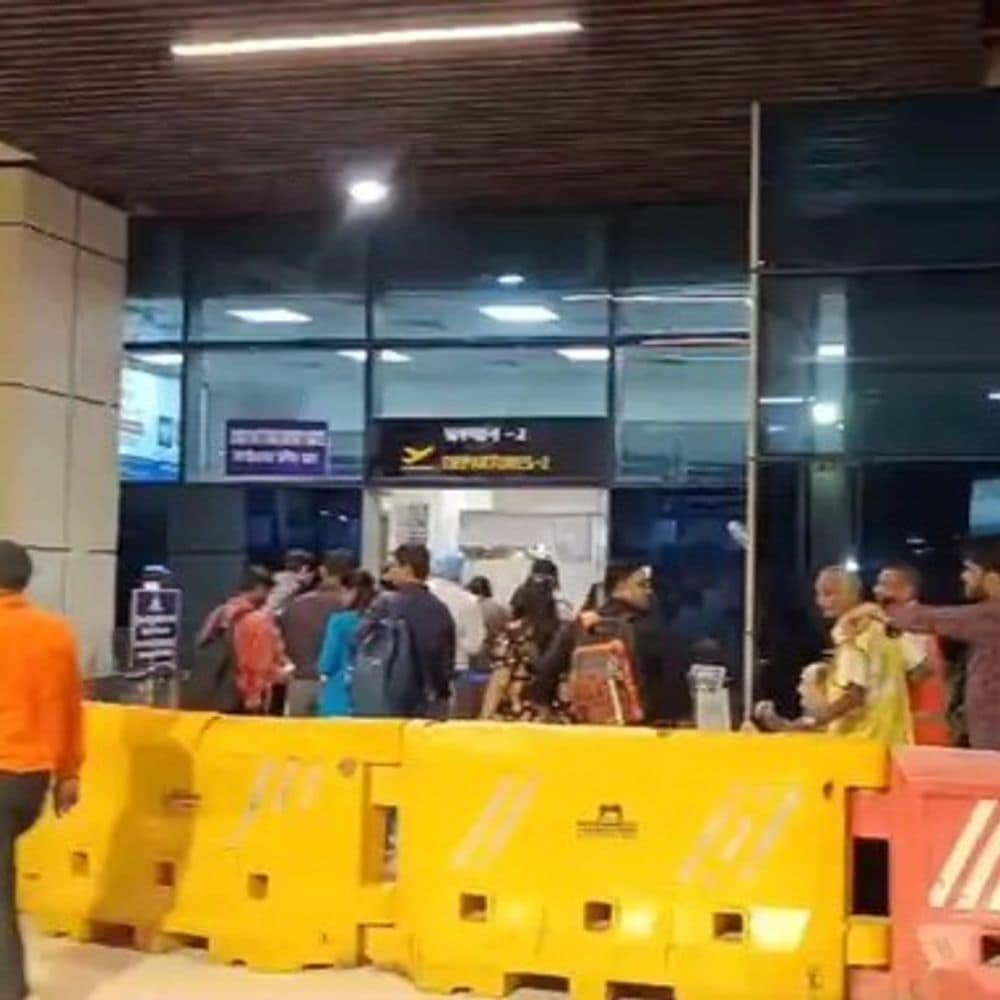 पटना एयरपोर्ट से संदिग्ध गिरफ्तार, पाकिस्तान का झंडा मिला:IED कंपोनेंट्स की फोटो, सेना का फर्जी आई कार्ड भी बरामद, वैशाली का रहने वाला है युवक