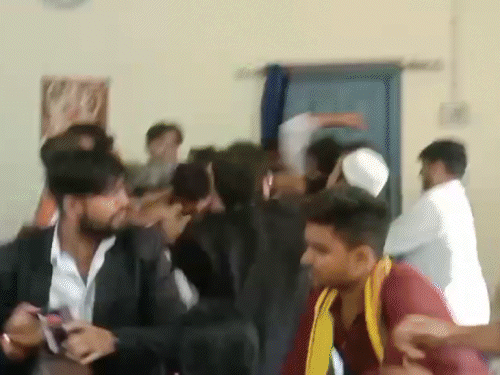 धनबाद लॉ कॉलेज में छात्र संगठनों के बीच झड़प:6 छात्र मारपीट में हुए घायल, दो गंभीर, पुराने विवाद को लेकर मारपीट