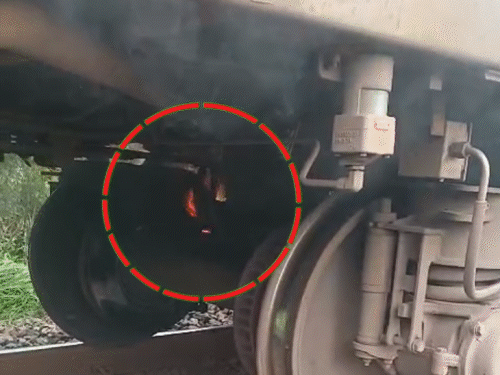 बक्सर-टाटा एक्सप्रेस के पहिए में लगी आग:ब्रेक बेंडिंग से बोगी के नीचे से निकला धुआं, यात्रियों के बीच मची अफरातफरी बक्सर-टाटा एक्सप्रेस के पहिए में लगी आग:ब्रेक बेंडिंग से बोगी के नीचे से निकला धुआं, यात्रियों के बीच मची अफरातफरी