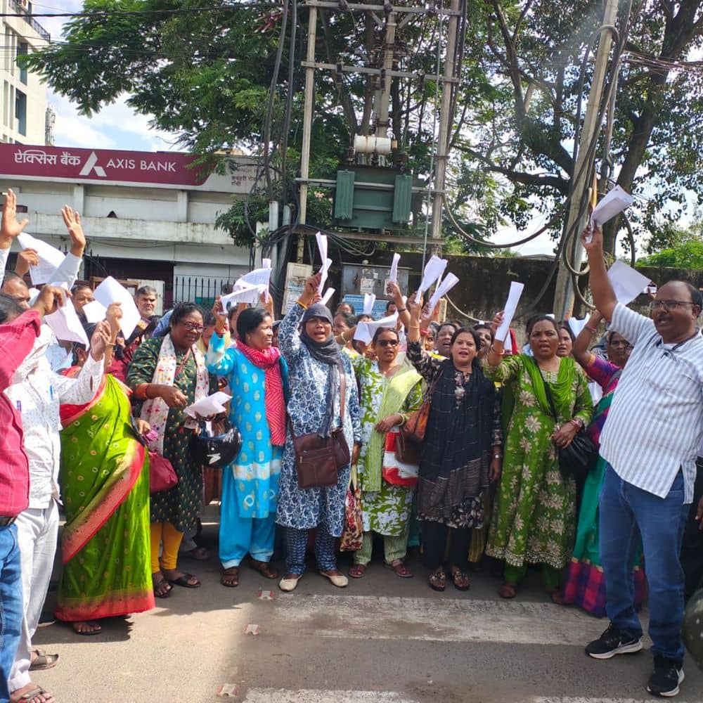 विरोध… 3000 शिक्षकों की वेतन वृद्धि पर रोक, डीएसई के आदेश की प्रतियां जलाईं विरोध… 3000 शिक्षकों की वेतन वृद्धि पर रोक, डीएसई के आदेश की प्रतियां जलाईं