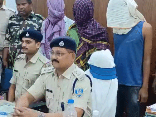 पाकुड़ में बाइक चोरी गिरोह का भंडाफोड़:तीन आरोपी गिरफ्तार, चोरी की मोटरसाइकिल बरामद