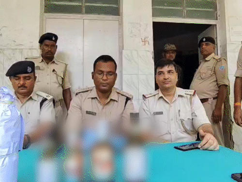 सरायकेला में अवैध शराब फैक्ट्री पकड़ी गई:पुलिस ने दो आरोपियों को किया गिरफ्तार, बड़ी मात्रा में नकली शराब जब्त सरायकेला में अवैध शराब फैक्ट्री पकड़ी गई:पुलिस ने दो आरोपियों को किया गिरफ्तार, बड़ी मात्रा में नकली शराब जब्त