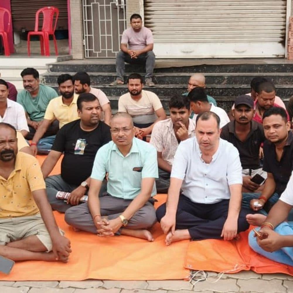 सुपौल में सिमराही बाजार बंद, विरोध-प्रदर्शन:सर्राफ ज्वेलर्स से हुई थी 37 लाख की चोरी, 3 दिनों में कार्रवाई नहीं होने से व्यवसायियों में उबाल सुपौल में सिमराही बाजार बंद, विरोध-प्रदर्शन:सर्राफ ज्वेलर्स से हुई थी 37 लाख की चोरी, 3 दिनों में कार्रवाई नहीं होने से व्यवसायियों में उबाल