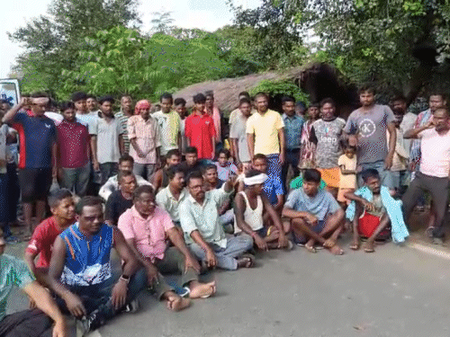 ट्रक की चपेट में आया बच्चा, हुई मौत:चाईबासा के सिंहपोखरिया रेलवे स्टेशन के पास हादसा, ग्रामीणों को फूट गुस्सा, सड़क जाम ट्रक की चपेट में आया बच्चा, हुई मौत:चाईबासा के सिंहपोखरिया रेलवे स्टेशन के पास हादसा, ग्रामीणों को फूट गुस्सा, सड़क जाम