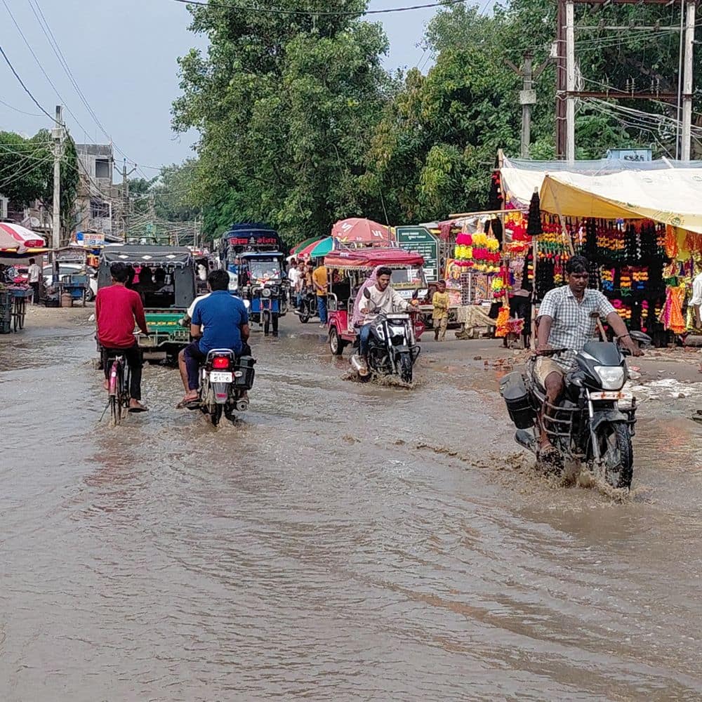 परबत्ता बाजार में जलजमाव से जनजीवन प्रभावित:स्कूली बच्चे और महिलाएं परेशान, स्वास्थ्य संबंधी समस्याओं का खतरा