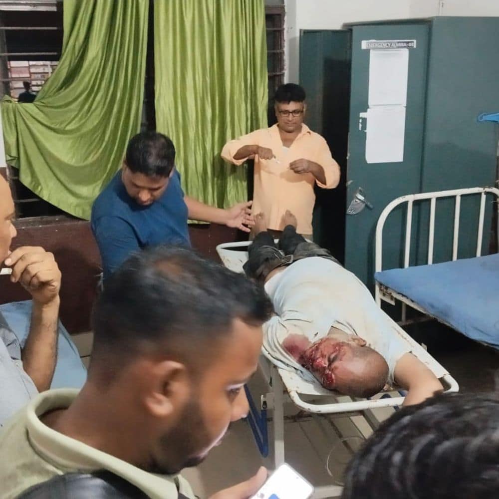 कटिहार में सड़क हादसा, अज्ञात वाहन ने मारी टक्कर:बिना हेलमेट बाइक चला रहे 45 वर्षीय व्यक्ति घायल, पूर्णिया रेफर