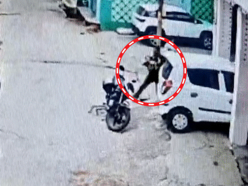 किडनैपर की तरह बेटे को ले गया पिता, VIDEO:झांसी में पत्नी को तमंचा लगाया, पीछे दौड़ी तो बाइक की स्पीड बढ़ाकर भागा