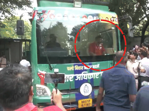 तेजस्वी के रथ पर फ्रंट सीट पर बैठे संजय यादव:रोहिणी ने समर्थक की पोस्ट शेयर कर जताया विरोध, लिखा-फ्रंट सीट शीर्ष नेता की होती है तेजस्वी के रथ पर फ्रंट सीट पर बैठे संजय यादव:रोहिणी ने समर्थक की पोस्ट शेयर कर जताया विरोध, लिखा-फ्रंट सीट शीर्ष नेता की होती है