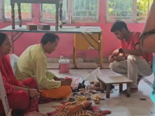 कोडरमा में मां दुर्गा की पूजा की धूम:कलश स्थापना के साथ शुरू हुआ दुर्गोत्सव, झुमरीतिलैया में 8 लाख की लागत से बना पंडाल