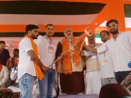 ‘हिंदू भाई, हिंदुओं की दुकान से सामान खरीदें’:गिरिराज सिंह बोले- मांस खाने से पहले देख लें, झटका है या हलाला; बांग्लादेशी-रोहिंग्या को चुन-चुनकर बांग्लादेश भेजूंगा ‘हिंदू भाई, हिंदुओं की दुकान से सामान खरीदें’:गिरिराज सिंह बोले- मांस खाने से पहले देख लें, झटका है या हलाला; बांग्लादेशी-रोहिंग्या को चुन-चुनकर बांग्लादेश भेजूंगा