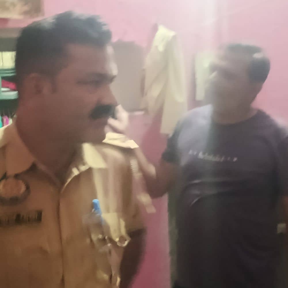 अछल्दा के हरीगंज में व्यापारी के बंद घर में चोरी:दीवार तोड़कर घुसे चोर, एक लाख नकद समेत सोने-चांदी के जेवरात ले गए