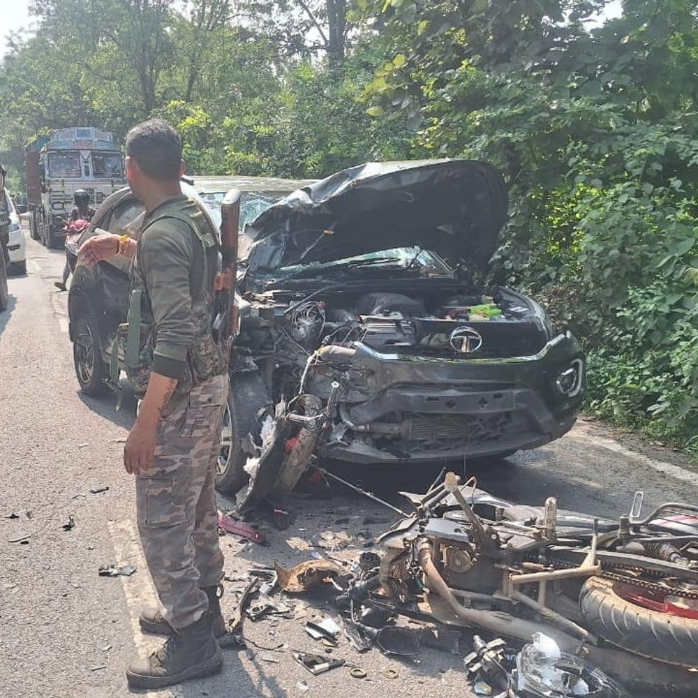 लातेहार के चंदवा में स्कूल जाते वक्त सड़क हादसा:कार-बाइक की टक्कर में 9वीं के छात्र की मौत, दूसरा रिम्स रेफर