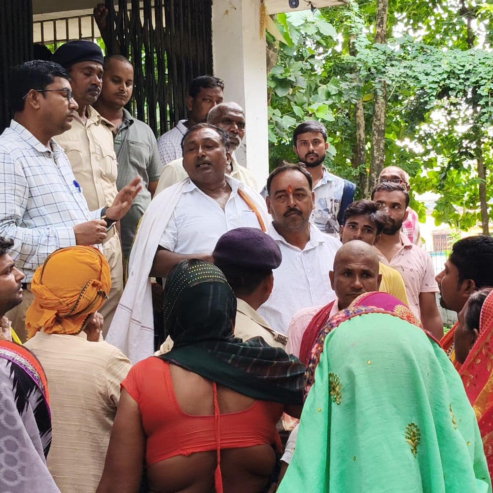 गोविंदपुर पंचायत की महिलाओं ने अंचल कार्यालय का किया घेराव:बाढ़ राहत राशि न मिलने से नाराज, सीओ ने 15 दिन में भुगतान करने का दिया आश्वासन