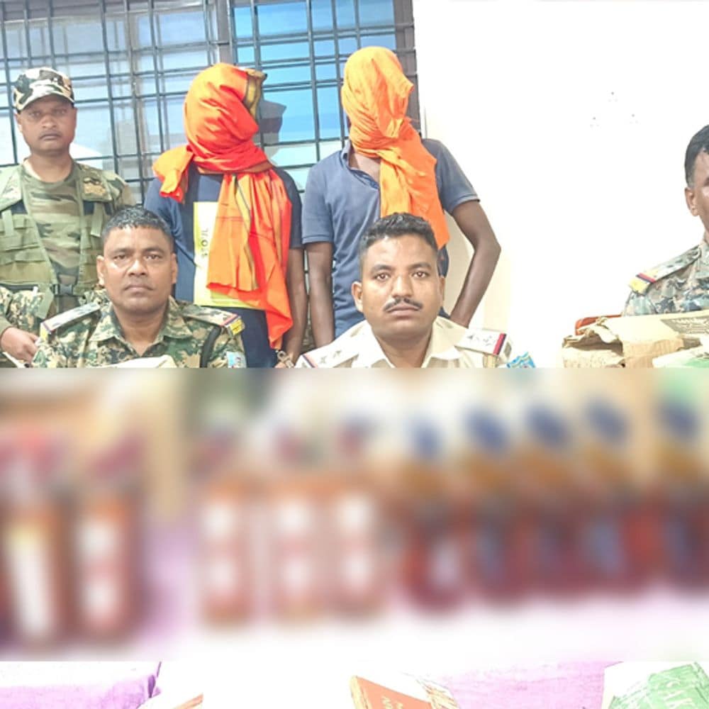 पुलिस के पूछने पर बताया अंडा, निकला अवैध विदेशी शराब:दो तस्कर गिरफ्तार, भारी मात्रा में शराब बरामद; वाहनों की सघन जांच में पकड़े गए पुलिस के पूछने पर बताया अंडा, निकला अवैध विदेशी शराब:दो तस्कर गिरफ्तार, भारी मात्रा में शराब बरामद; वाहनों की सघन जांच में पकड़े गए