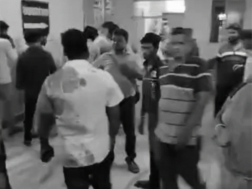 गोड्डा-महागामा NH पर हादसा, बिहार के 2 लोगों की मौत:तीसरे की हालत नाजुक; तेज रफ्तार बाइक क्षतिग्रस्त पुलिया के पास टकराई गोड्डा-महागामा NH पर हादसा, बिहार के 2 लोगों की मौत:तीसरे की हालत नाजुक; तेज रफ्तार बाइक क्षतिग्रस्त पुलिया के पास टकराई