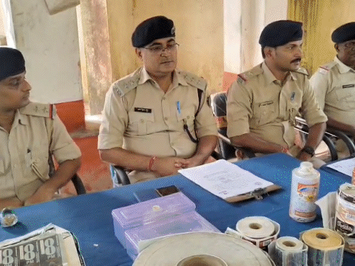 सब्जी की आड़ में बोकारो से बिहार जाती थी शराब:अवैध विदेशी शराब फैक्ट्री का उद्भेदन, ब्रांडेड कंपनियों के बोतल-रैपर मिला, 6 नामजद सब्जी की आड़ में बोकारो से बिहार जाती थी शराब:अवैध विदेशी शराब फैक्ट्री का उद्भेदन, ब्रांडेड कंपनियों के बोतल-रैपर मिला, 6 नामजद
