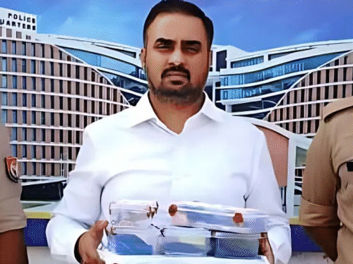 लखनऊ में पकड़े गए फर्जी IAS की कहानी:निजी बॉडीगार्ड; 6 लग्जरी गाड़ी, सभी पर ‘भारत सरकार’ या ‘उत्तर प्रदेश शासन’ की प्लेट