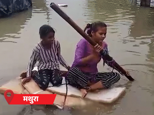 मथुरा में बाढ़ में फंसी बच्चियां नाव बनाकर निकलीं, VIDEO:पीलीभीत में एक मंजिल तक डूबी, तैरकर बाहर निकले लोग; 23 जिलों में अलर्ट मथुरा में बाढ़ में फंसी बच्चियां नाव बनाकर निकलीं, VIDEO:पीलीभीत में एक मंजिल तक डूबी, तैरकर बाहर निकले लोग; 23 जिलों में अलर्ट