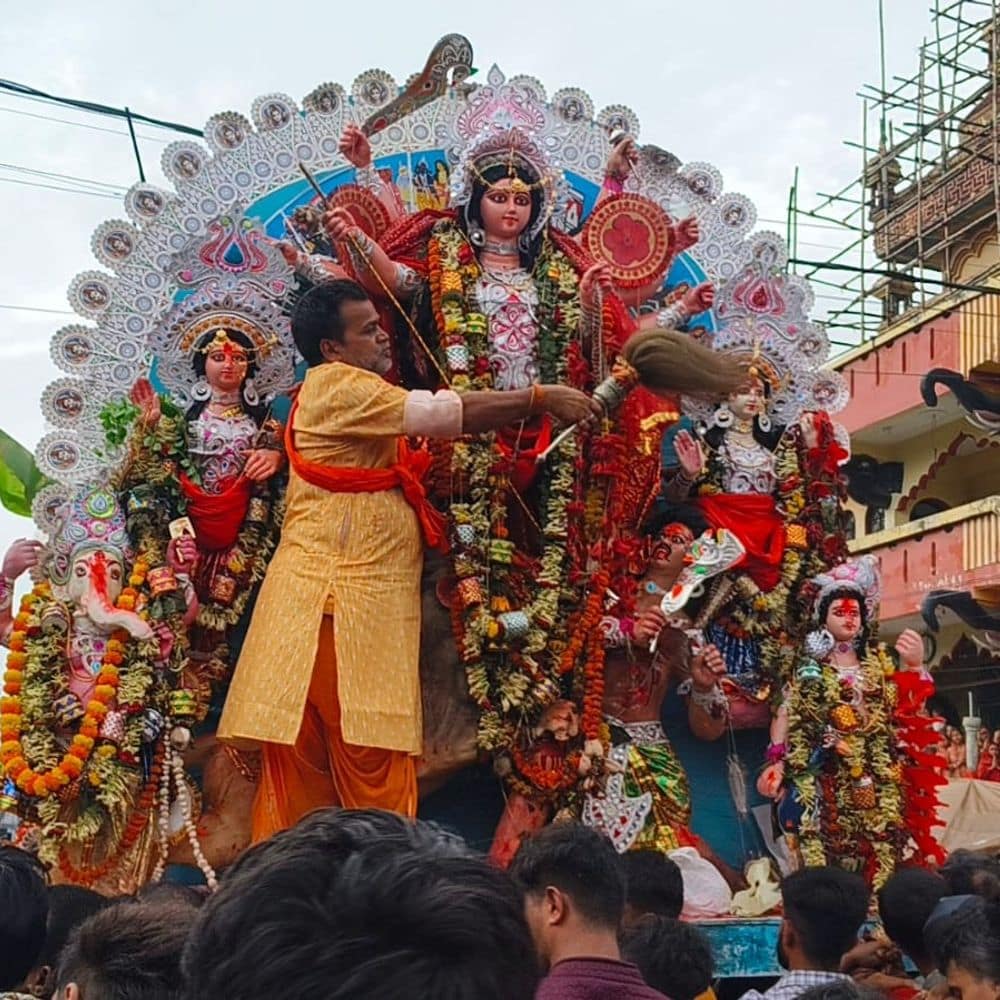 गिरिडीह में मां दुर्गा की प्रतिमाओं का विसर्जन:श्रद्धालुओं ने नम आंखों से दी विदाई, सिंदूर खेला का आयोजन