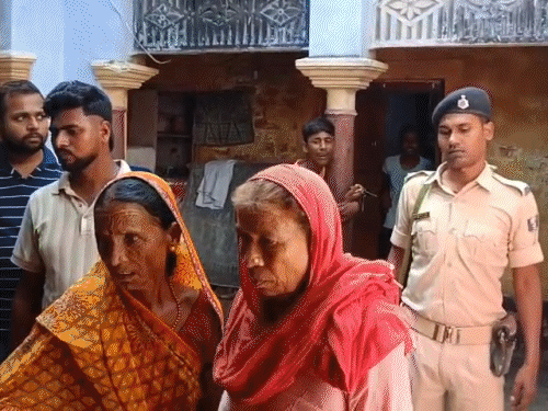 सीवान में पति-पत्नी की हत्या, बेटी घायल:पहले चाकू से हमला किया फिर गोलियां चलाईं; घर में मिली महिला की लाश