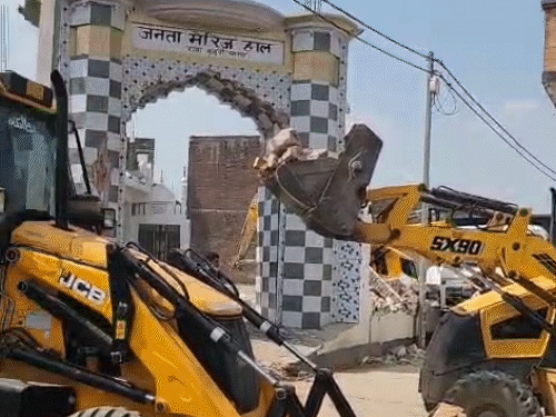 संभल में बुलडोजर देख लोग खुद तोड़ने लगे मस्जिद:4 घंटे में मैरिज हॉल गिराया गया; ओवैसी बोले- बहुत जुल्म हो रहा