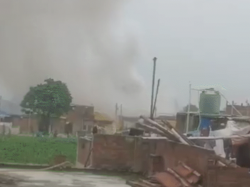 लखनऊ में अवैध पटाखा फैक्ट्री में ब्लास्ट, बिल्डिंग उड़ी:2KM तक धमाके की आवाज; मालिक-पत्नी की मौत, चौकी इंचार्ज-सिपाही सस्पेंड लखनऊ में अवैध पटाखा फैक्ट्री में ब्लास्ट, बिल्डिंग उड़ी:2KM तक धमाके की आवाज; मालिक-पत्नी की मौत, चौकी इंचार्ज-सिपाही सस्पेंड