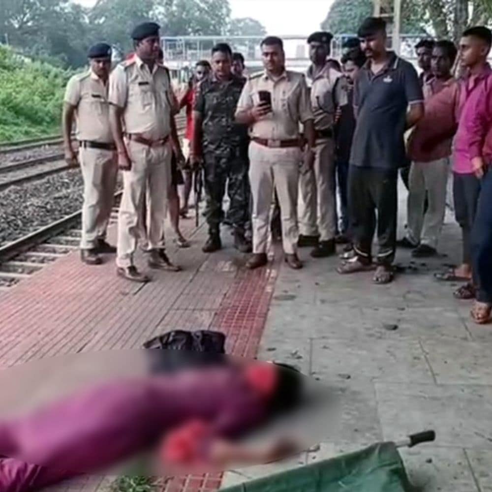 आनंद विहार-संतरागाछी एक्सप्रेस से महिला की मौत:खानुडीह स्टेशन पर चलती ट्रेन से उतरने की कोशिश में हादसा