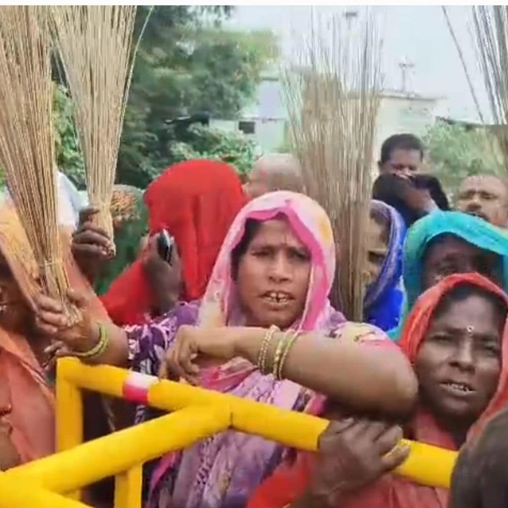सीतामढ़ी में पेयजल संकट गहराया:रामनगर बेदौल पंचायत के ग्रामीणों ने सड़क जाम कर जताया आक्रोश, नल-जल योजना ठप