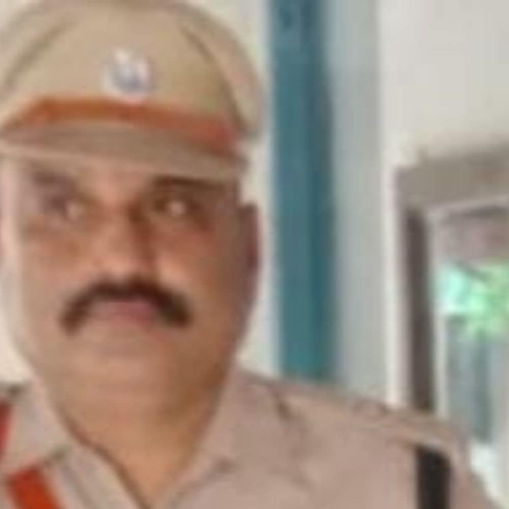 पटना में एडिशनल SP का मोबाइल लेकर भागे झपटमार:विरोध करने पर रेलवे ट्रैक पर फेंका; हड्डी फ्रैक्चर, ICU में एडमिट अफसर