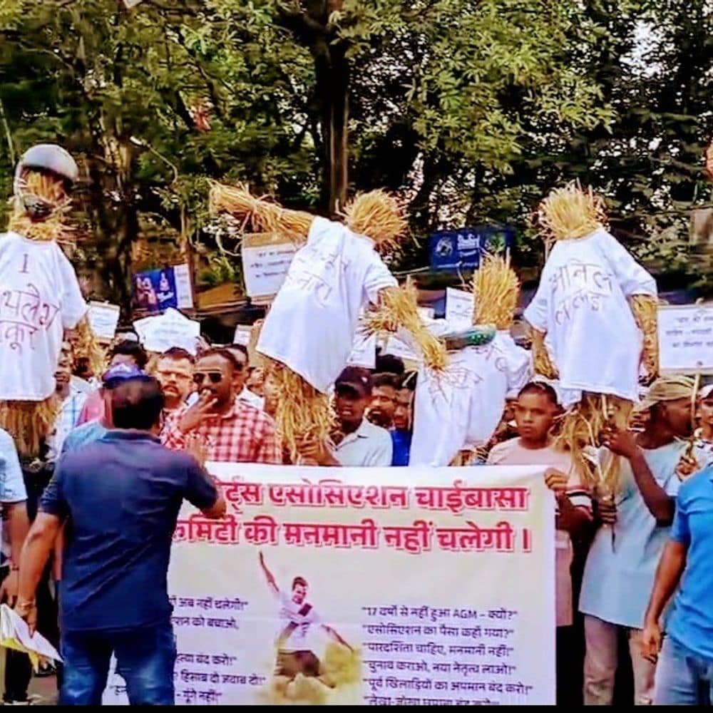 सिंहभूम स्पोर्ट्स एसोसिएशन के खिलाफ खिलाड़ियों का प्रदर्शन:महासचिव मिथिलेश ठाकुर समेत पदाधिकारियों का किया पुतला दहन