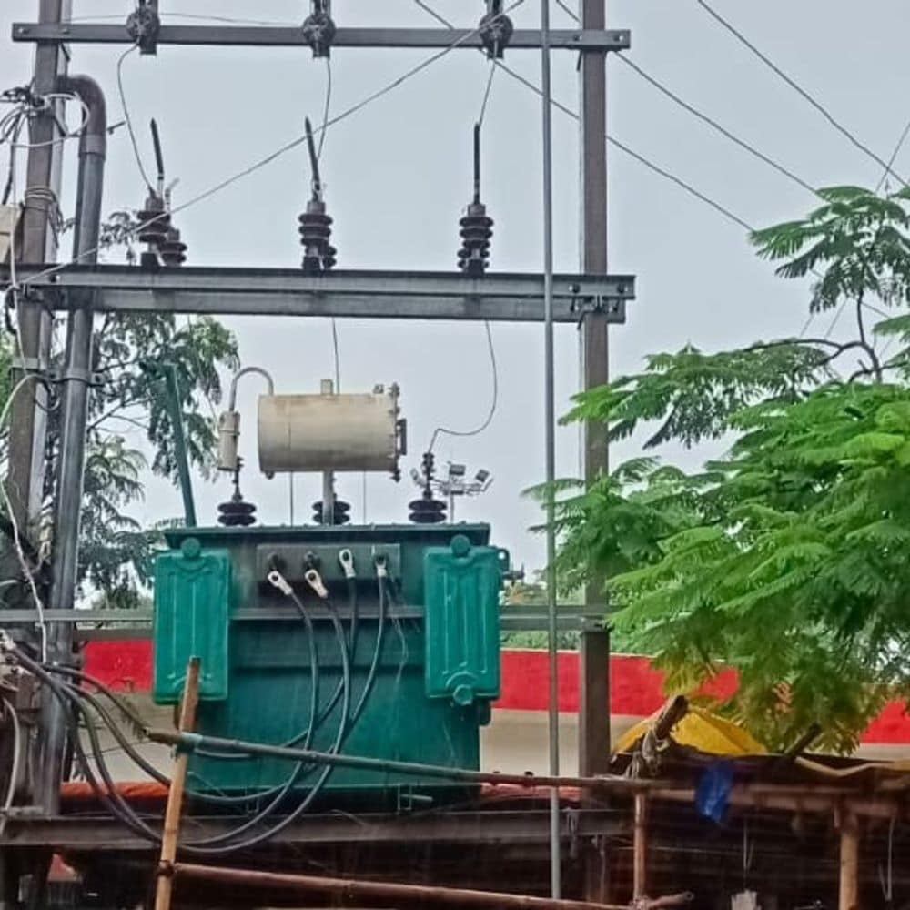 मधुबनी कोर्ट के पास ट्रांसफॉर्मर में आग:कैंपस सहित आसपास के इलाकों में सप्लाई बंद, बिजली विभाग मरम्मत में जुटा