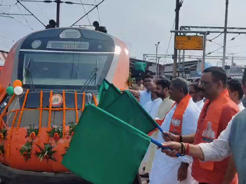 काशी-मेरठ के लिए वंदेभारत ट्रेन की शुरुआत:हर-हर महादेव के जयकारे के साथ निकले श्रद्धालु; बोले- समय बचेगा; अयोध्या में भी स्टॉपेज