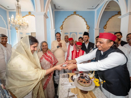 अखिलेश ने इकरा हसन का बर्थडे मनाया, 100 रुपए दिए:पैसे मिले तो सांसद शरमाईं, लखनऊ में डिंपल-जया बच्चन ने केक कटवाया