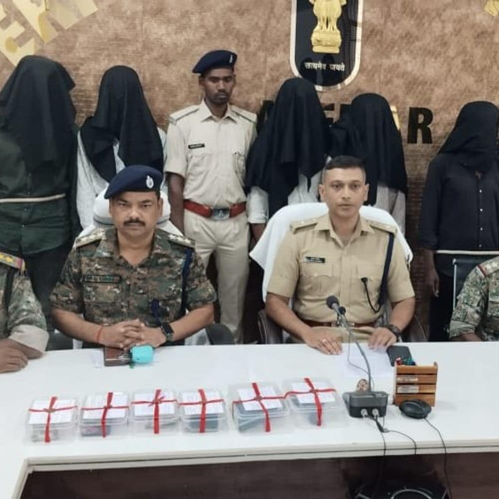 मनातु जंगल से 6 अपराधी गिरफ्तार:पिस्टल, गोली और लेवी की रकम बरामद; किसी बड़ी घटना को अंजाम देने के लिए जुटे थे मनातु जंगल से 6 अपराधी गिरफ्तार:पिस्टल, गोली और लेवी की रकम बरामद; किसी बड़ी घटना को अंजाम देने के लिए जुटे थे