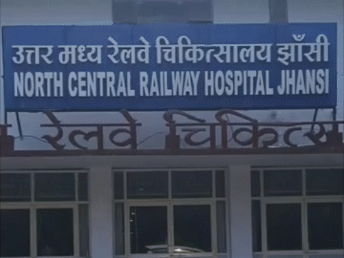 झांसी के अस्पताल में घुसे घोड़े, VIDEO:तीमारदारों ने गेट बंद किए, डॉक्टर भी बचने के लिए भागे, 30 मिनट तक अफरातफरी झांसी के अस्पताल में घुसे घोड़े, VIDEO:तीमारदारों ने गेट बंद किए, डॉक्टर भी बचने के लिए भागे, 30 मिनट तक अफरातफरी