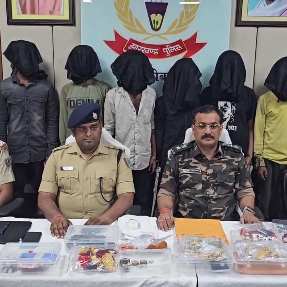 हजारीबाग में 80 लाख की डकैती का खुलासा:9 अपराधी गिरफ्तार, 1.1 किलो सोने के गहने और पिस्टल बरामद हजारीबाग में 80 लाख की डकैती का खुलासा:9 अपराधी गिरफ्तार, 1.1 किलो सोने के गहने और पिस्टल बरामद