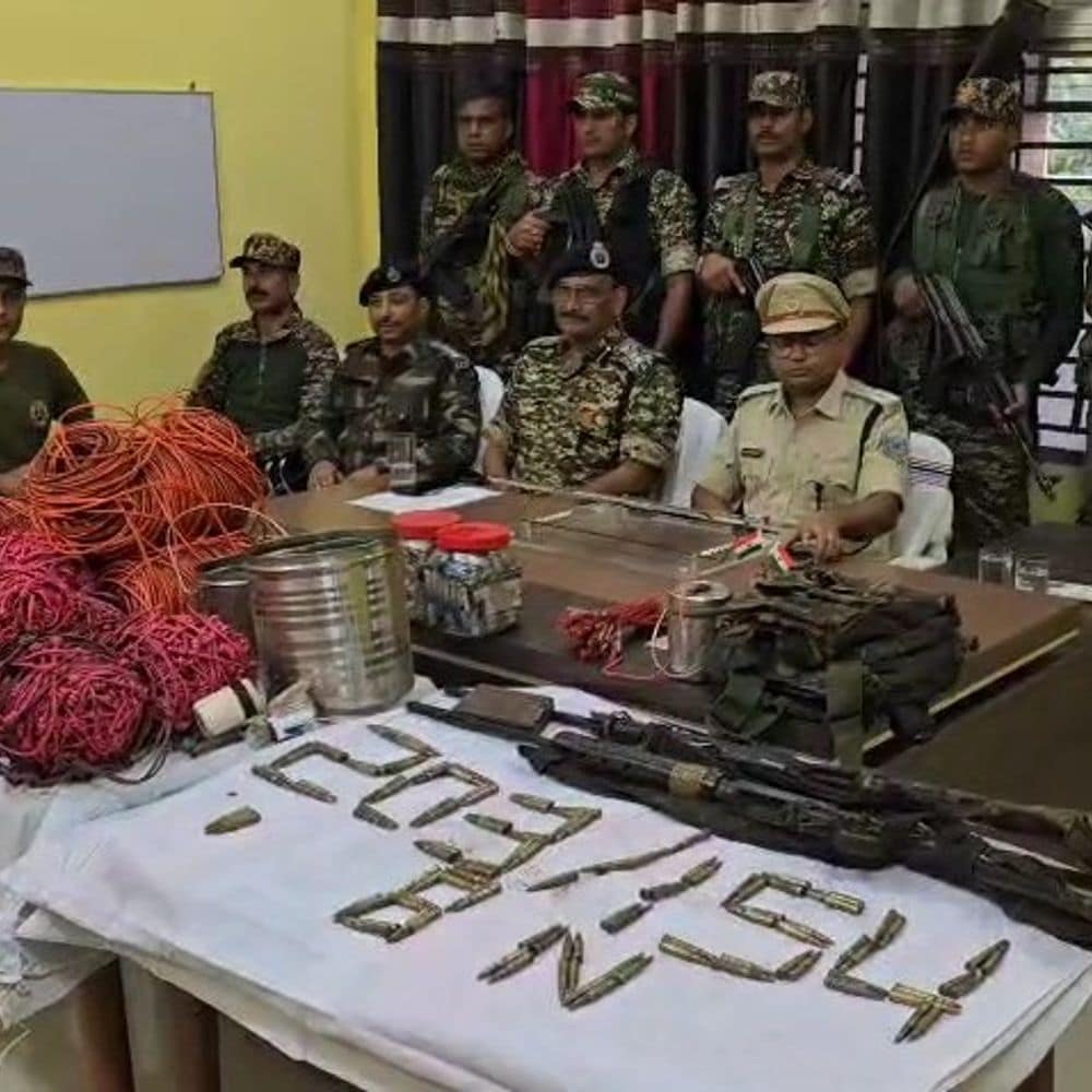 गिरिडीह में नक्सल ठिकाने पर कार्रवाई:एसएलआर राइफल, 113 कारतूस और डेटोनेटर समेत हथियार बरामद