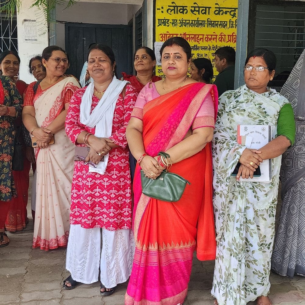 ‘सरकार गिराने तक का काम करेंगी सेविका-सहायिका’:सीवान में मानदेय बढ़ाने को लेकर नाराज, सेविकाएं बोली- बढ़ोतरी ऊंट के मुंह में जीरा के समान ‘सरकार गिराने तक का काम करेंगी सेविका-सहायिका’:सीवान में मानदेय बढ़ाने को लेकर नाराज, सेविकाएं बोली- बढ़ोतरी ऊंट के मुंह में जीरा के समान
