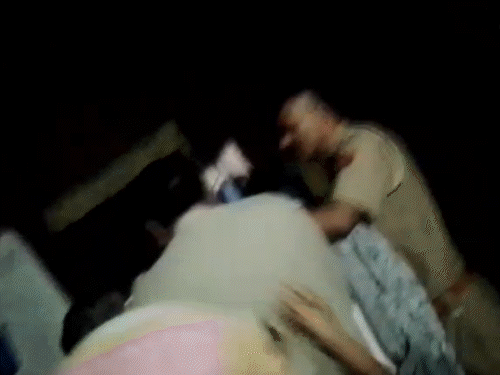 आधी रात पुलिस वालों की दबिश, महिलाओं से बदतमीजी:नशे में धुत थे 3 दरोगा, गाजियाबाद में पड़ोसी को भी मारते हुए ले गए आधी रात पुलिस वालों की दबिश, महिलाओं से बदतमीजी:नशे में धुत थे 3 दरोगा, गाजियाबाद में पड़ोसी को भी मारते हुए ले गए