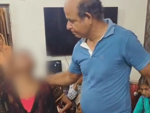 आगरा में पास्टर ने 2 महिला सिपाहियों से कलावा कटवाया:बाइबिल पढ़वाई; पीड़ित बनकर पहुंची थीं, हिंदुओं को ईसाई बनाने वाले 8 गिरफ्तार आगरा में पास्टर ने 2 महिला सिपाहियों से कलावा कटवाया:बाइबिल पढ़वाई; पीड़ित बनकर पहुंची थीं, हिंदुओं को ईसाई बनाने वाले 8 गिरफ्तार