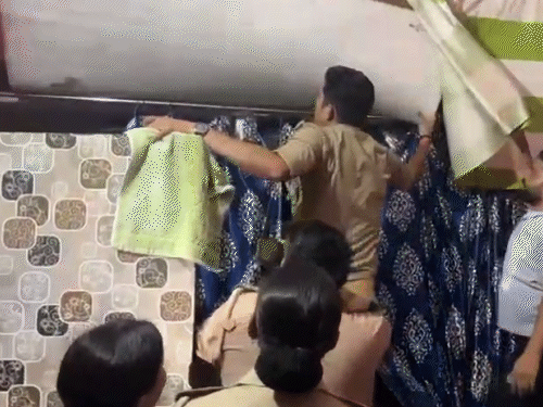 अखिलेश का करीबी सपा नेता टांड़ पर छिपा मिला:पुलिस से बचने के लिए गद्दा ओढ़कर लेटा, VIDEO में देखिए कैसे पकड़ा गया अखिलेश का करीबी सपा नेता टांड़ पर छिपा मिला:पुलिस से बचने के लिए गद्दा ओढ़कर लेटा, VIDEO में देखिए कैसे पकड़ा गया