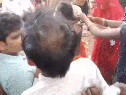 झांसी में खाद के लिए महिलाओं में मारपीट,VIDEO:एक-दूसरे की चोटी पकड़कर घसीटा और थप्पड़ जड़े, लाइन तोड़ने पर हंगामा हुआ