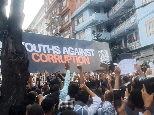 नेपाल में भ्रष्टाचार के खिलाफ युवाओं का उग्र आंदोलन:संसद भवन तक पहुंचे प्रदर्शनकारी, पुलिस ने वाटर कैनन और आंसू गैस का इस्तेमाल किया नेपाल में भ्रष्टाचार के खिलाफ युवाओं का उग्र आंदोलन:संसद भवन तक पहुंचे प्रदर्शनकारी, पुलिस ने वाटर कैनन और आंसू गैस का इस्तेमाल किया