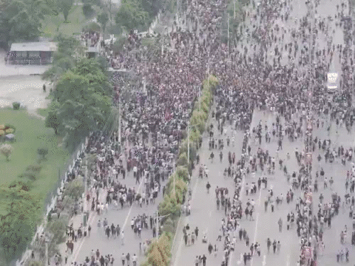 नेपाल विद्रोह 30 PHOTOS में:संसद भवन को जलाकर खाक किया, मंत्रियों के घर फूंके; दो नेताओं को दौड़ा-दौड़ाकर पीटा नेपाल विद्रोह 30 PHOTOS में:संसद भवन को जलाकर खाक किया, मंत्रियों के घर फूंके; दो नेताओं को दौड़ा-दौड़ाकर पीटा