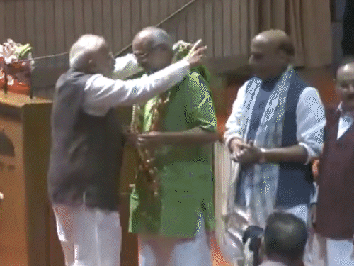 उपराष्ट्रपति चुनाव- 100% वोटिंग के लिए NDA सांसदों की ट्रेनिंग:बैलेट पर निशान लगाना, मोड़कर बॉक्स में डालना सिखाएंगे; मतदान से पहले मोदी डिनर देंगे उपराष्ट्रपति चुनाव- 100% वोटिंग के लिए NDA सांसदों की ट्रेनिंग:बैलेट पर निशान लगाना, मोड़कर बॉक्स में डालना सिखाएंगे; मतदान से पहले मोदी डिनर देंगे