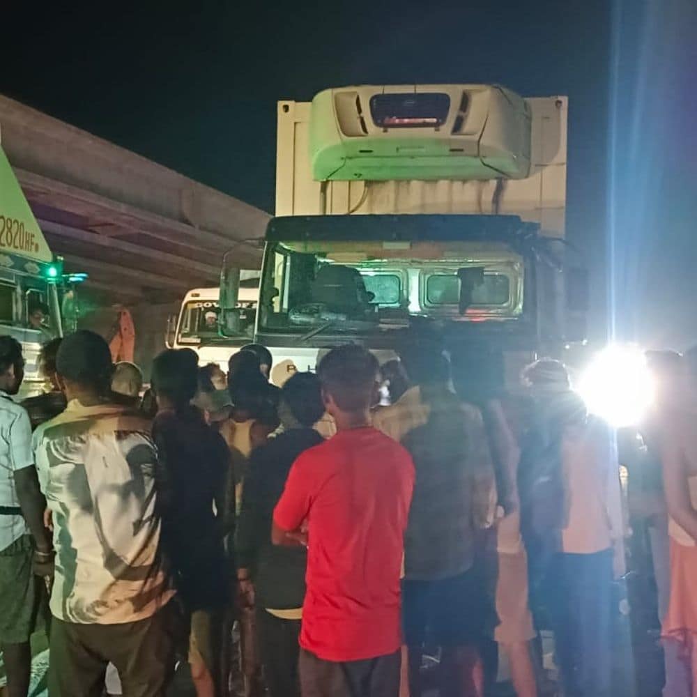 मुजफ्फरपुर में ट्रक ने बाइक सवार को रौंदा:लोगों ने चालक-खलासी को घेरकर किया हंगामा, पुलिस के आने के बाद मामला शांत मुजफ्फरपुर में ट्रक ने बाइक सवार को रौंदा:लोगों ने चालक-खलासी को घेरकर किया हंगामा, पुलिस के आने के बाद मामला शांत