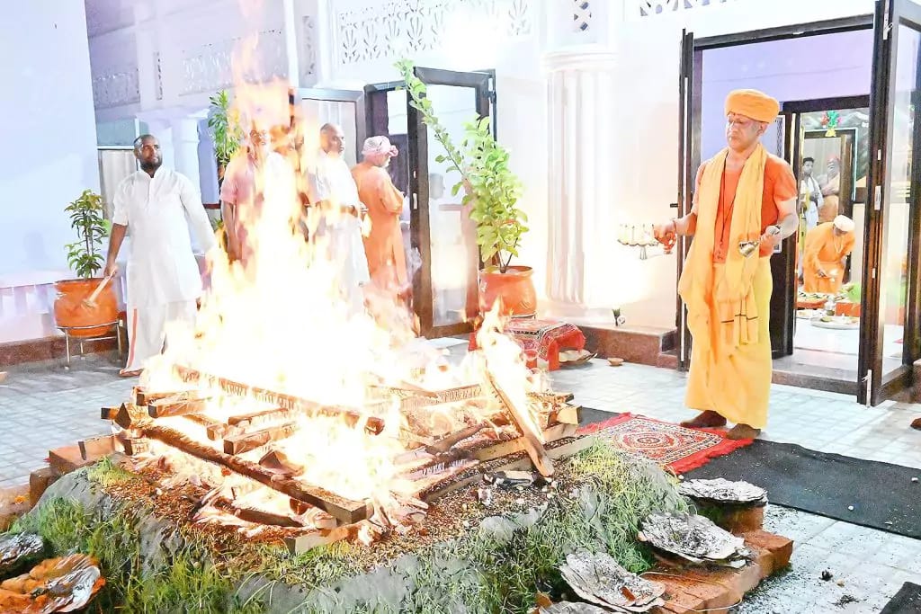 Cm yogi Latest News: सीएम योगी के साथ गोरक्षपीठाधीश्वर ने किया महाअष्टमी पूजन, नवमी पर भक्तों के लिए होगा बड़ा सरप्राइज!