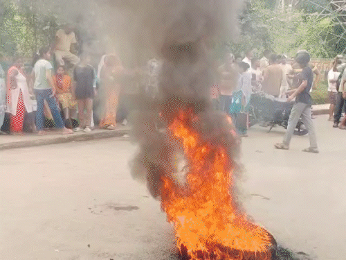 जमशेदपुर में सड़क हादसे में युवक की मौत:दोस्त को स्टेशन छोड़ने निकला था युवक; इकलौता बेटा था, परिजनों का सड़क जाम, आगजनी