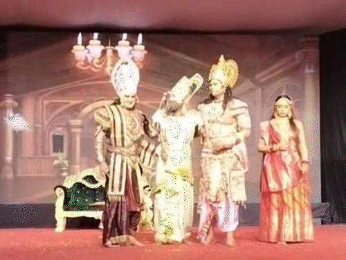 कैकेई ने मांगे 2 वरदान, शोक में डूबी रामनगरी:राम-सीता और लक्ष्मण को 14 साल का वनवास, VIDEO में देखिए अयोध्या की रामलीला