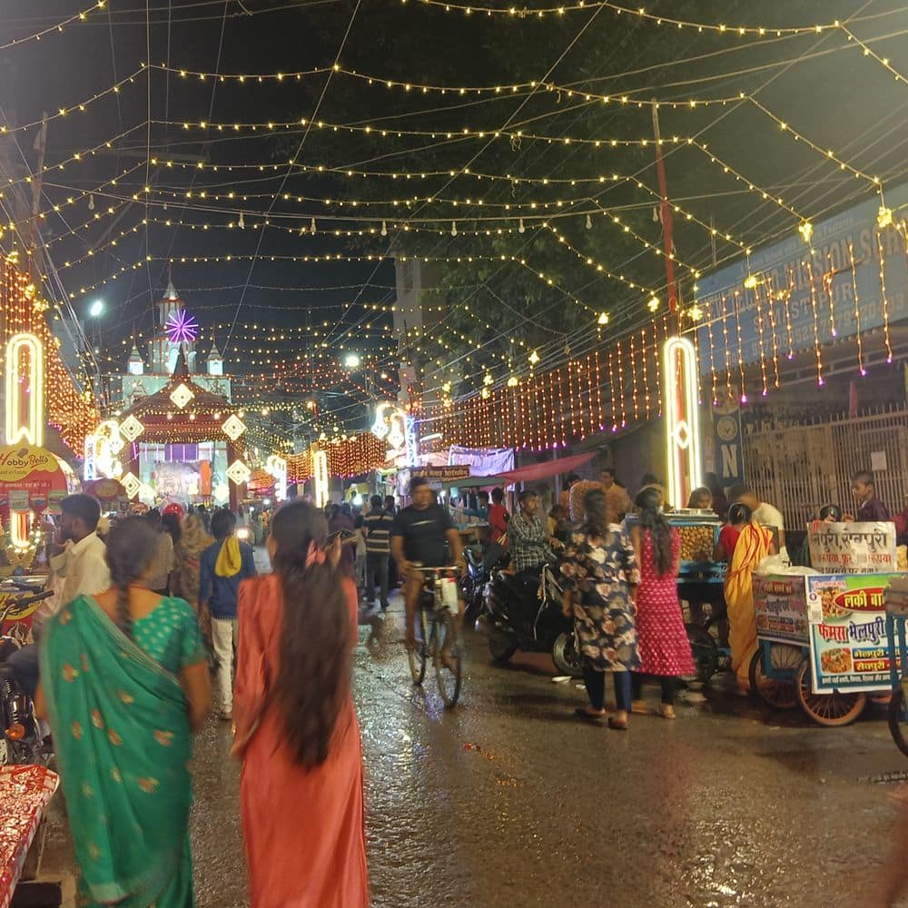 समस्तीपुर में बारिश के बाद मेले में भीड़ कम:महानवमी पर पूजा पंडालों में कम संख्या में पहुंचे श्रद्धालु, दुकानदार मायूस दिखे